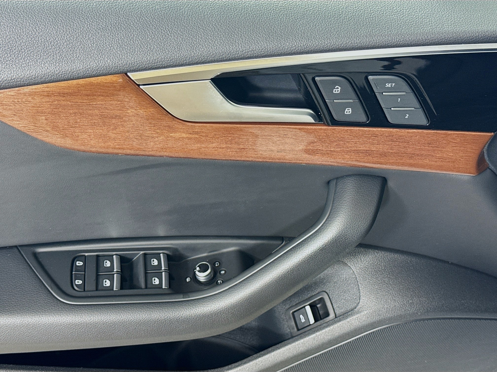 Vehicle image 11 of 39