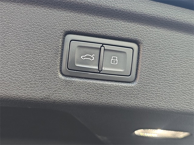 Vehicle image 28 of 30