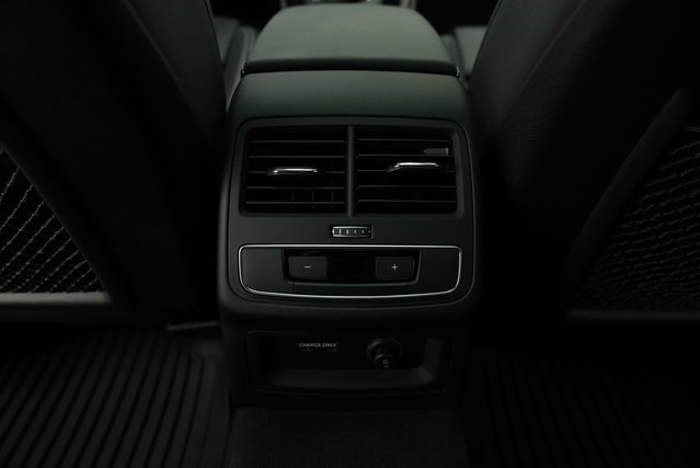 Vehicle image 31 of 44