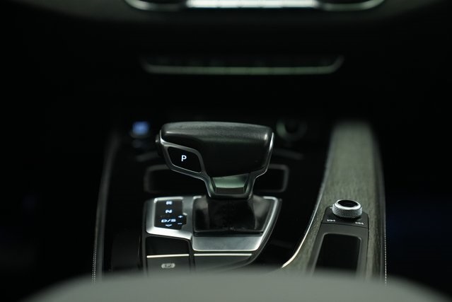 Vehicle image 34 of 44