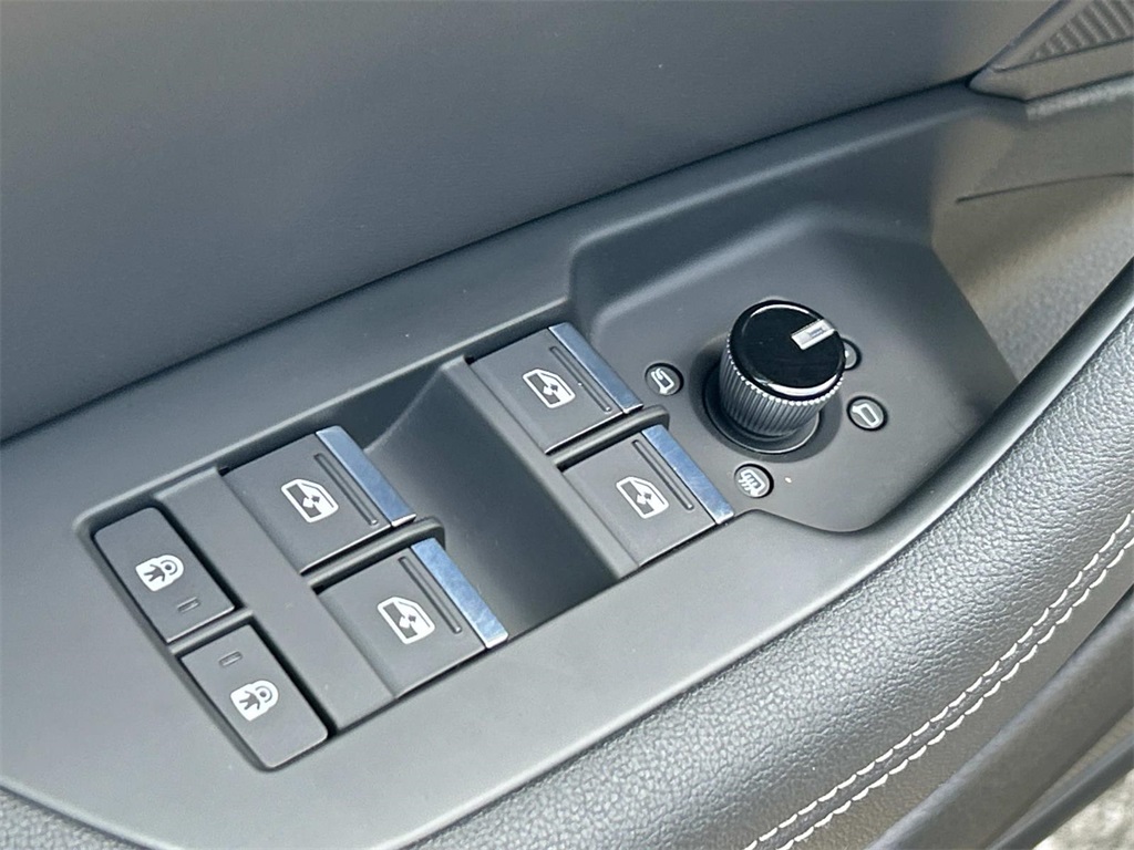 Vehicle image 26 of 39