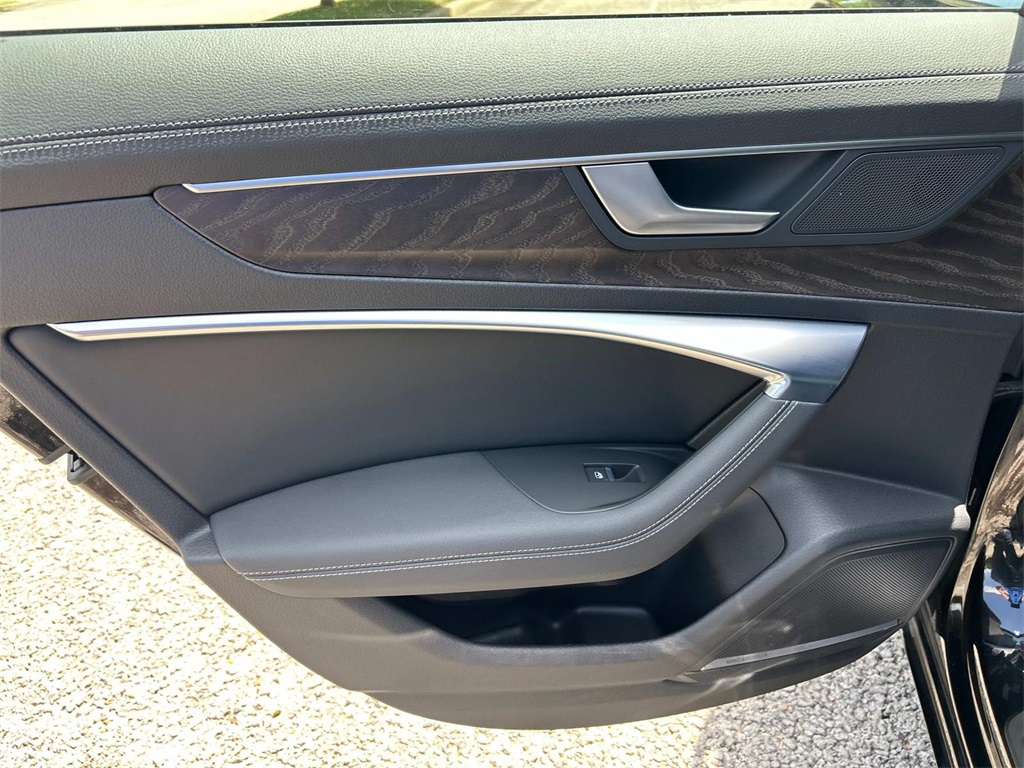 Vehicle image 21 of 39
