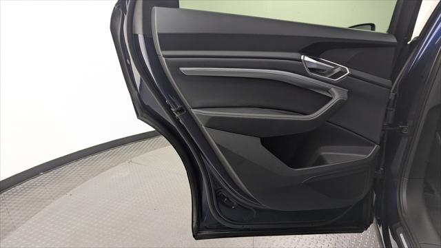 2022 Audi e-tron Premium Image 27 of 36