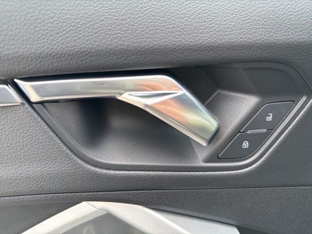 Vehicle image 18 of 34