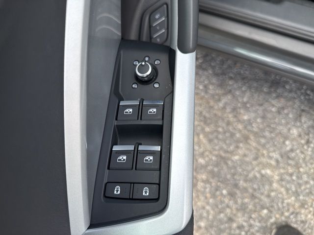 Vehicle image 17 of 34