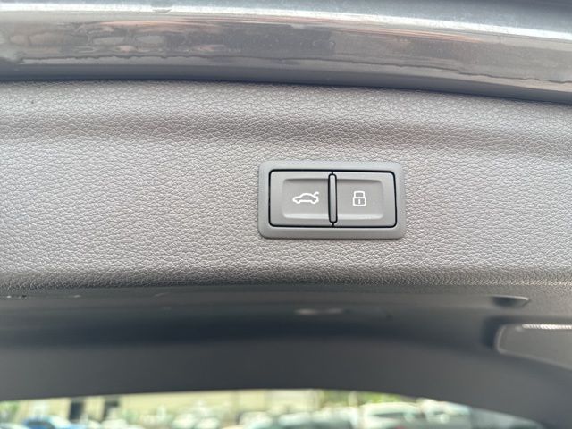 Vehicle image 10 of 34