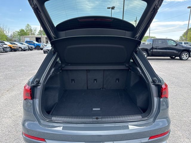 Vehicle image 9 of 34