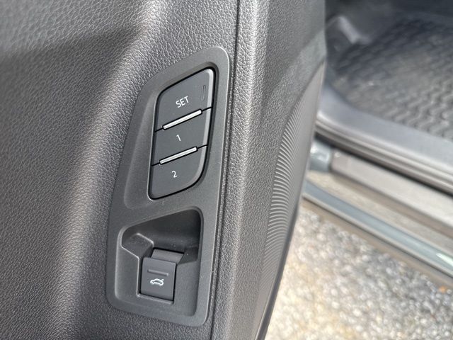 Vehicle image 19 of 34