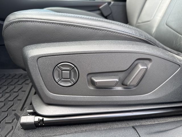 Vehicle image 20 of 34
