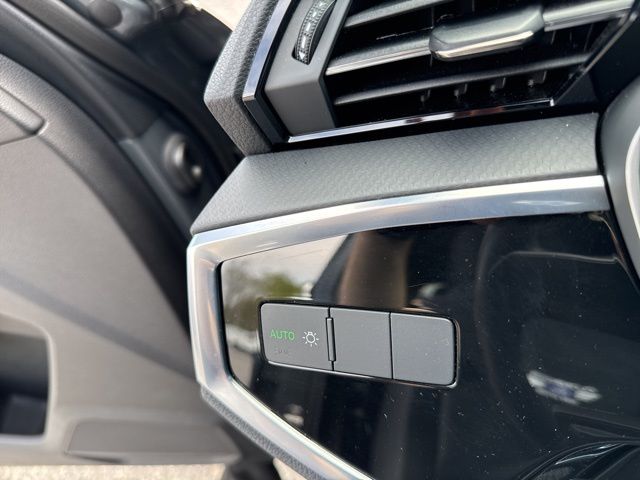 Vehicle image 21 of 34