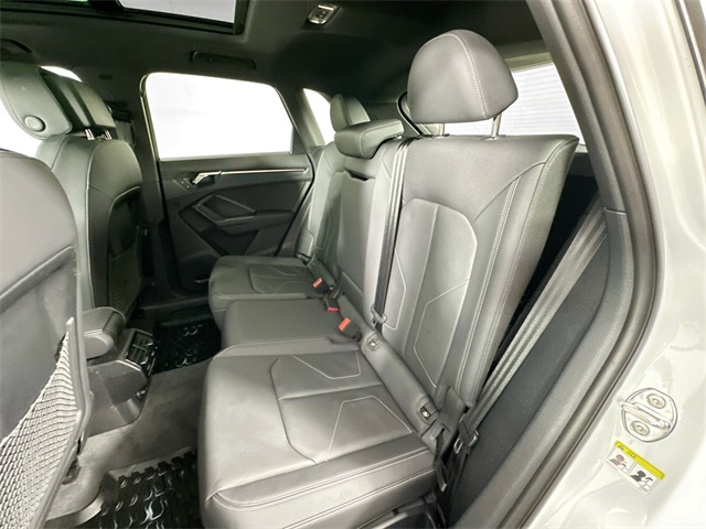 Vehicle image 25 of 39