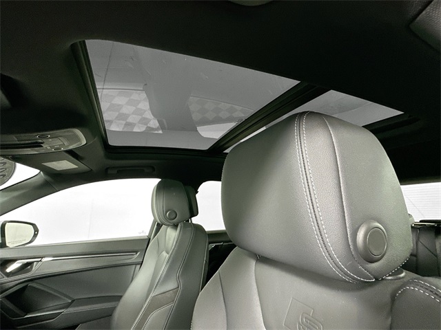 Vehicle image 18 of 39