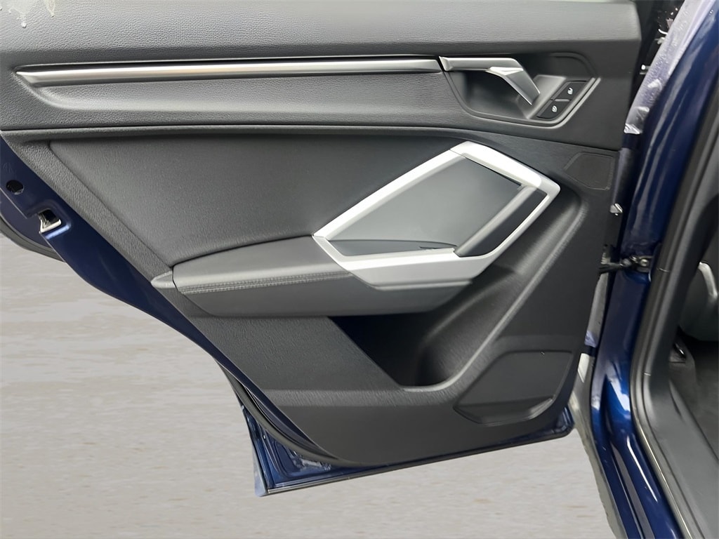 Vehicle image 27 of 34