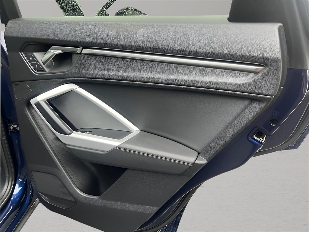 Vehicle image 26 of 34