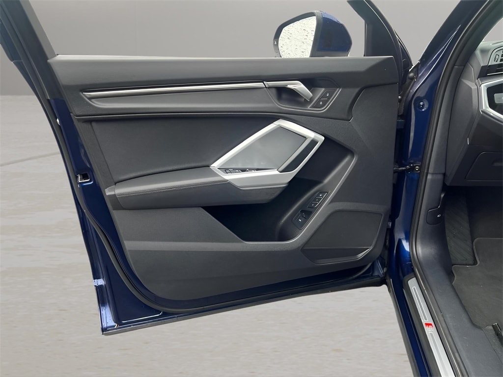 Vehicle image 29 of 34