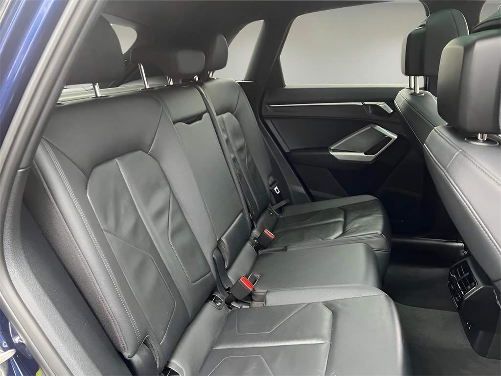 Vehicle image 13 of 34