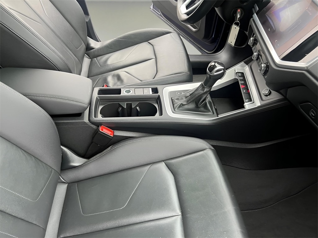 Vehicle image 24 of 34