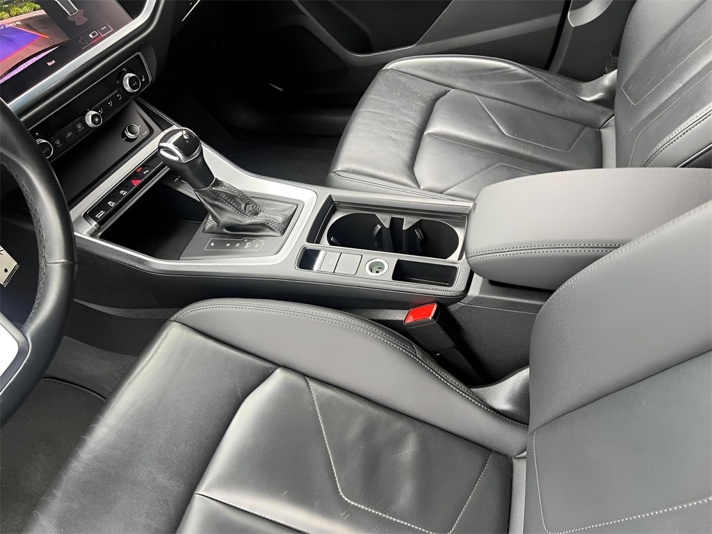 Vehicle image 25 of 34