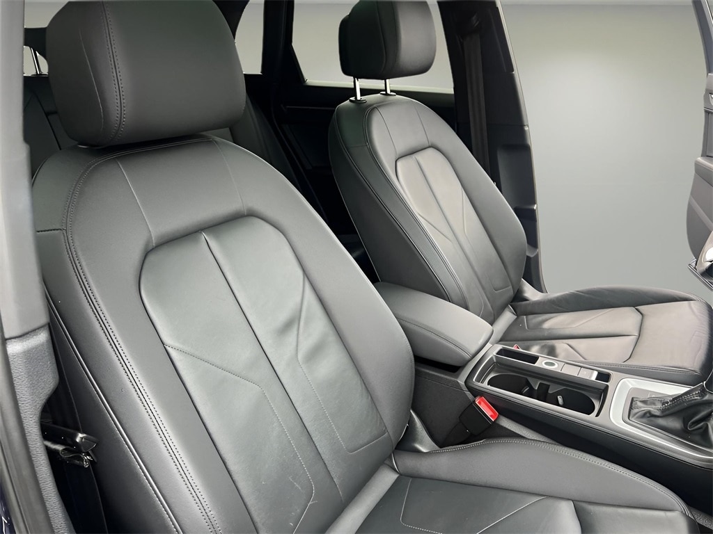 Vehicle image 11 of 34
