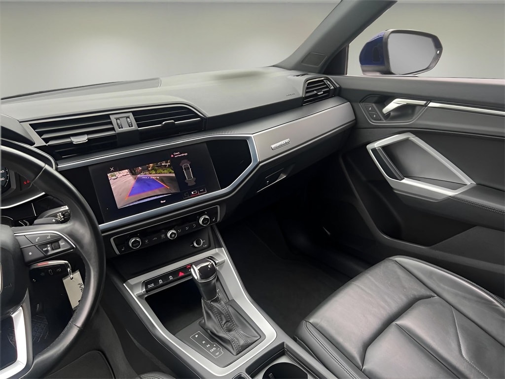 Vehicle image 21 of 34