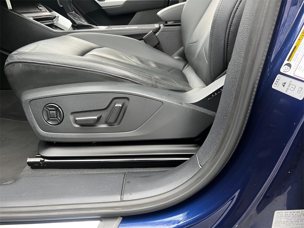Vehicle image 32 of 34