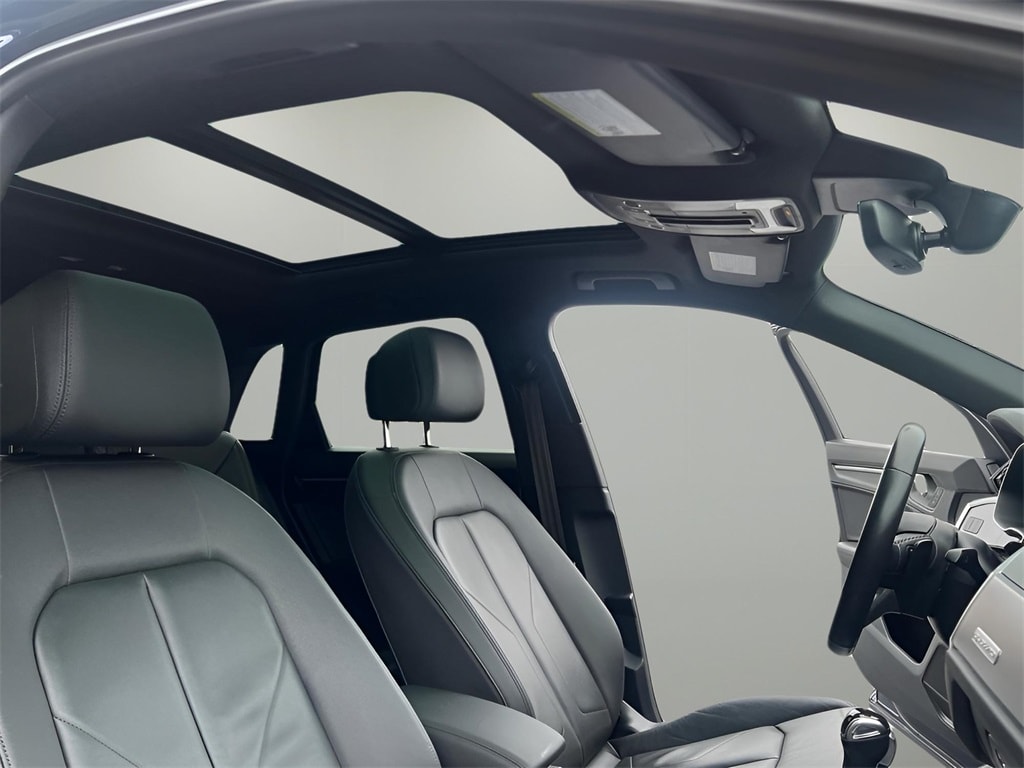 Vehicle image 16 of 34