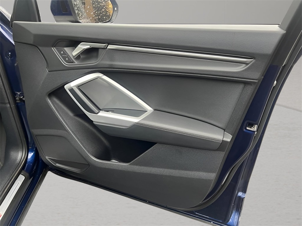 Vehicle image 28 of 34