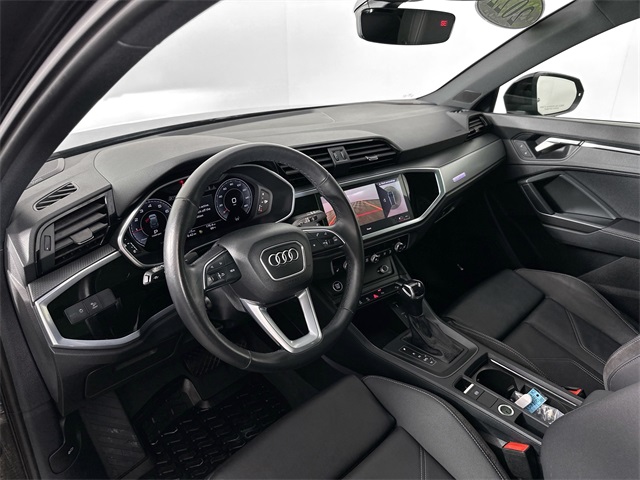 Vehicle image 21 of 42