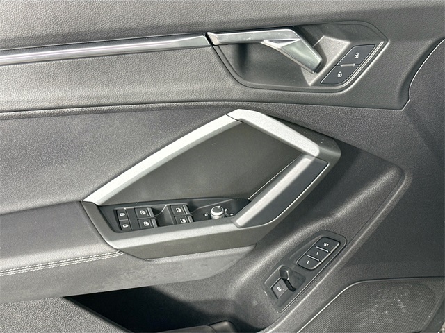 Vehicle image 26 of 42
