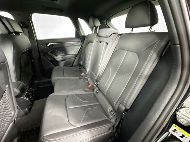 Vehicle image 27 of 42