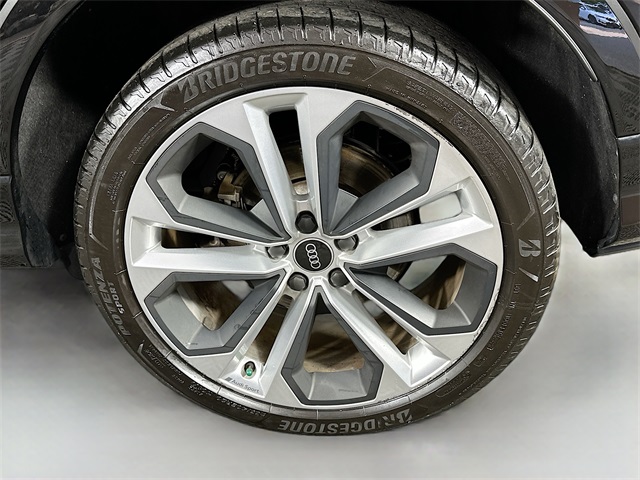 Vehicle image 33 of 42