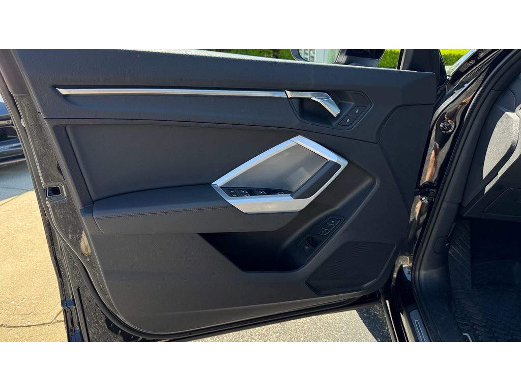 Vehicle image 27 of 31