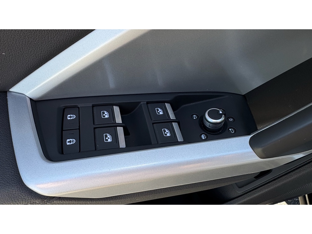 Vehicle image 28 of 31