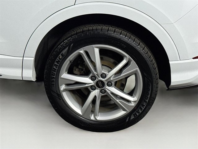 Vehicle image 10 of 22