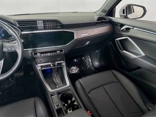 Vehicle image 16 of 22