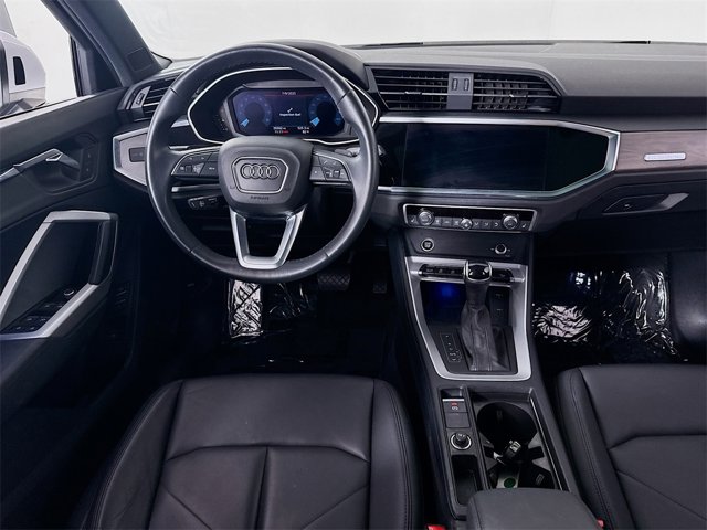Vehicle image 14 of 22