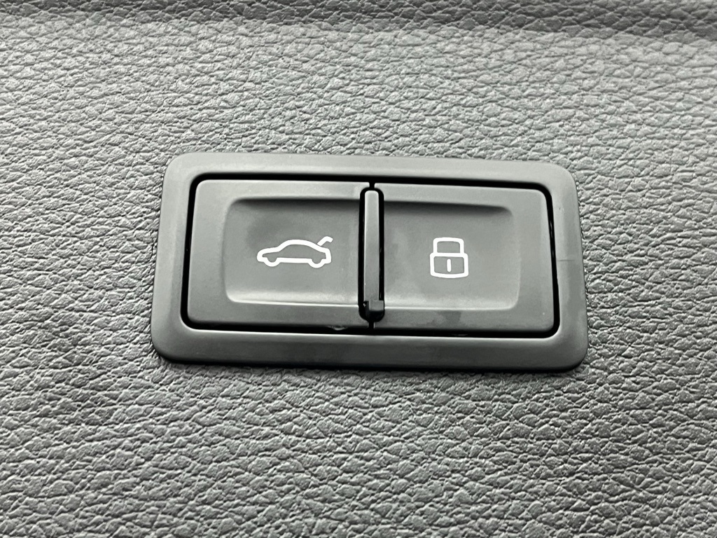 Vehicle image 32 of 38