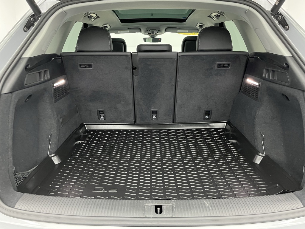 Vehicle image 10 of 38