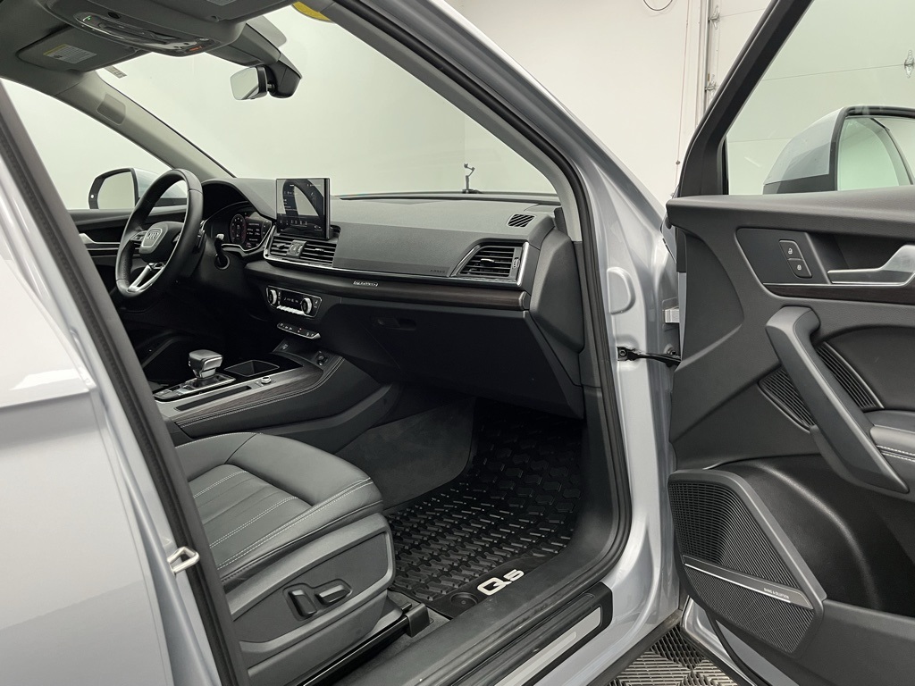 Vehicle image 21 of 38