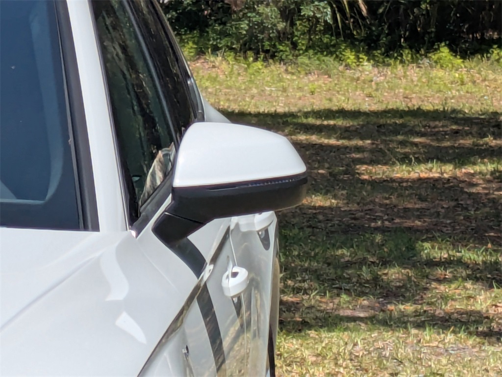 Vehicle image 10 of 32