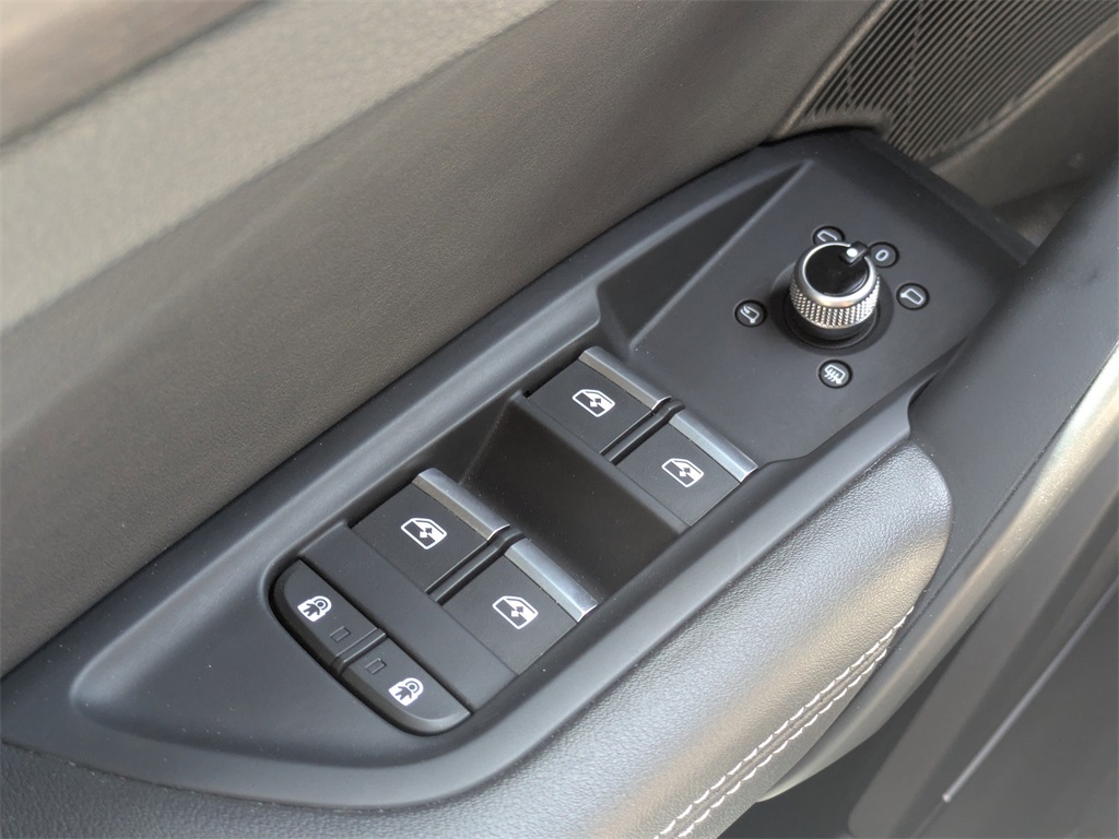 Vehicle image 22 of 32