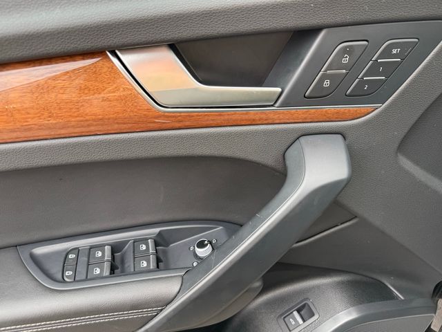 Vehicle image 26 of 32