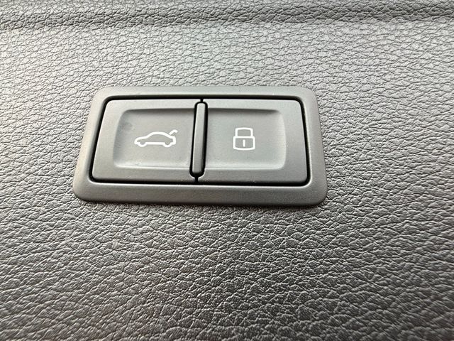 Vehicle image 29 of 32