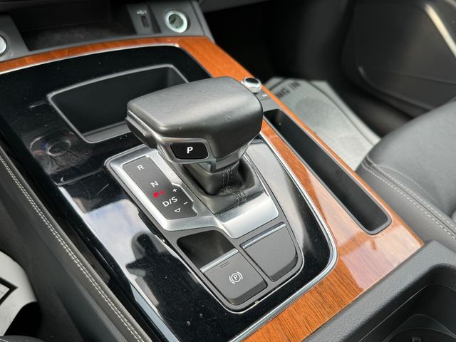 Vehicle image 25 of 32