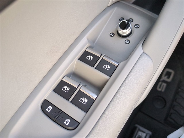 Vehicle image 25 of 30