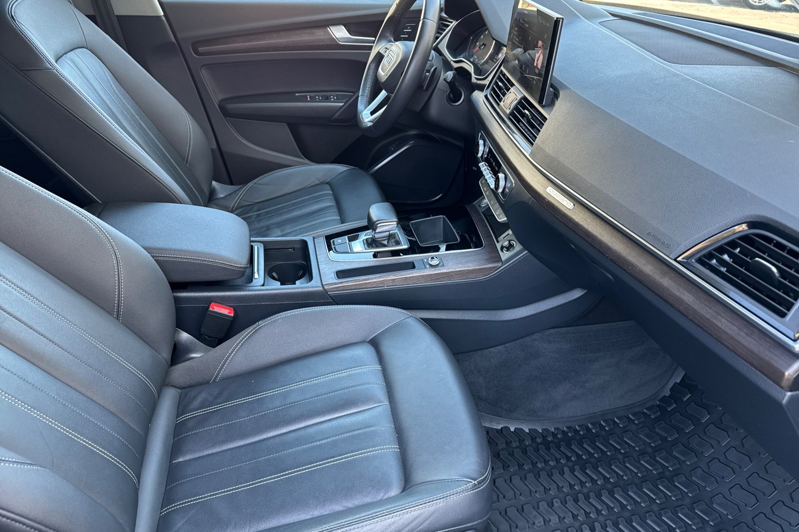 Vehicle image 16 of 29