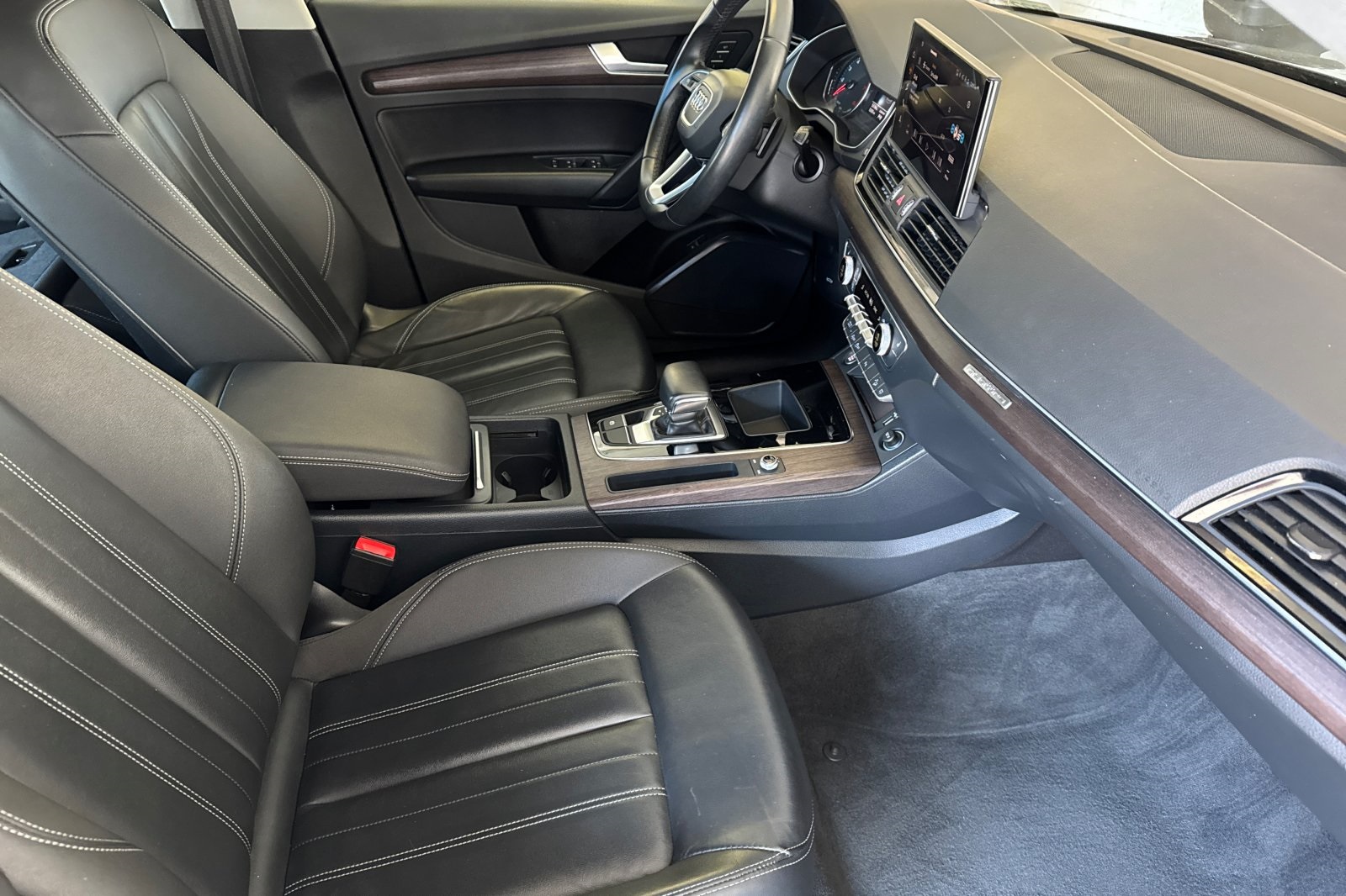 Vehicle image 16 of 29