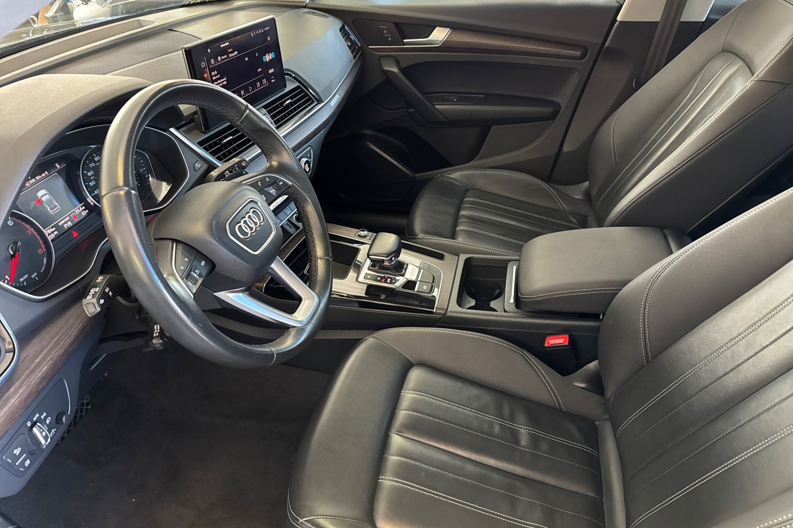 Vehicle image 10 of 29