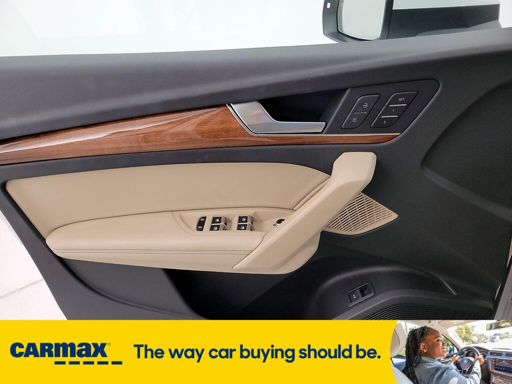 Vehicle image 22 of 28