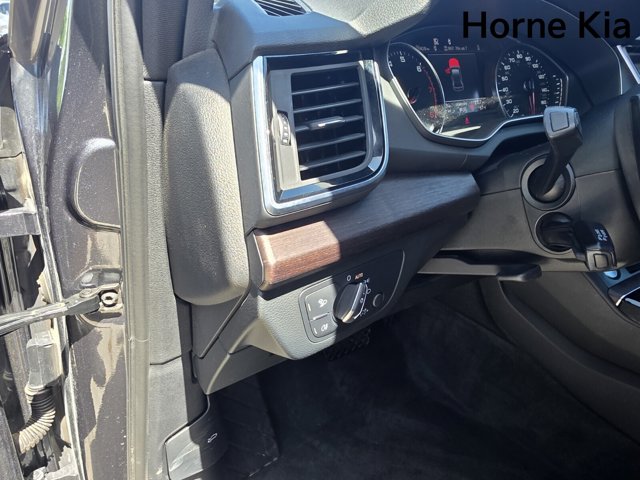 Vehicle image 33 of 35
